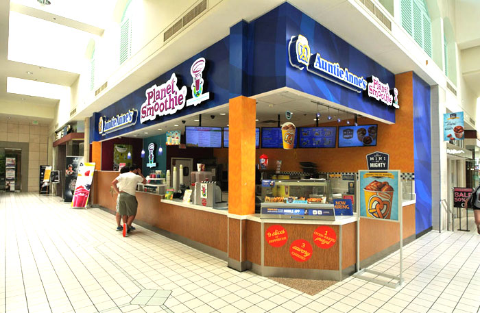 A photograph of a mall location where planet smoothie has paired with Auntie Anne's