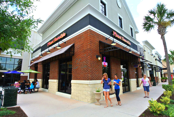 Planet Smoothie Franchise entrance with people